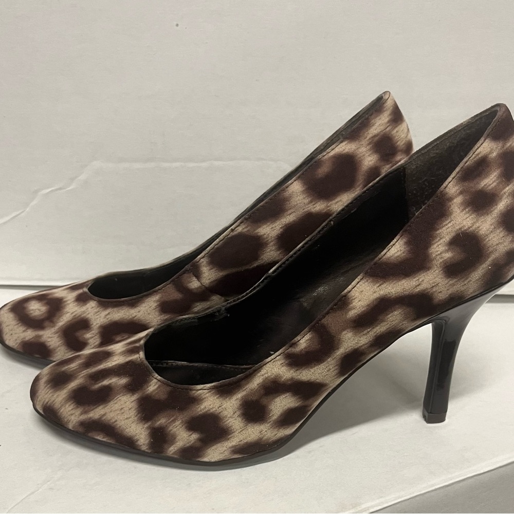 Cute cheetah pumps. Inside has a little wear on them but still nice.